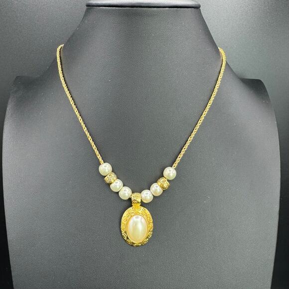 Liz Claiborne Jewelry - Vintage Liz Claiborne Beaded Pearl Pendant Gold Tone Solid Cable Chain Necklace